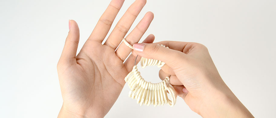 リングサイズの測り方｜自宅でできる簡単な確認方法