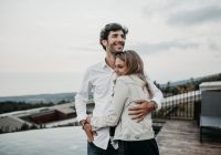 【彼女・妻へ贈る】誕生日プレゼントにおすすめのネックレスと選び方