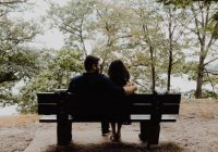 ペアネックレスがバレると恥ずかしい 周囲にバレないネックレスの選び方