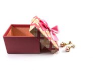 記念日のプレゼントに!彼女が喜ぶ「ピアス」の選び方
