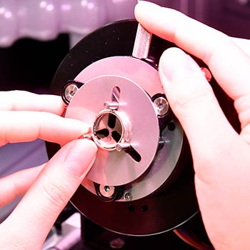 専門スタッフが一文字ずつ丁寧に作業