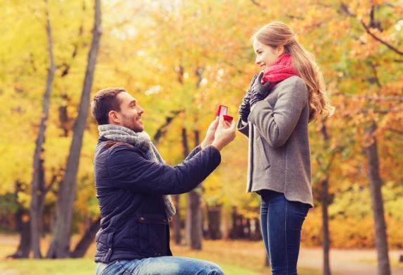 プロポーズは10月から12月の間が多いって本当?!|アクセサリー豆知識|