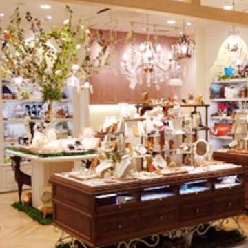 青山に旗艦店、女性に人気のブランド