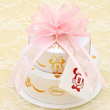 ケーキをイメージしたボックスにメッセージカードを添えて