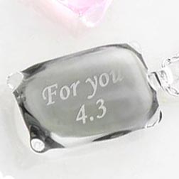 刻印が光で浮かび上がる