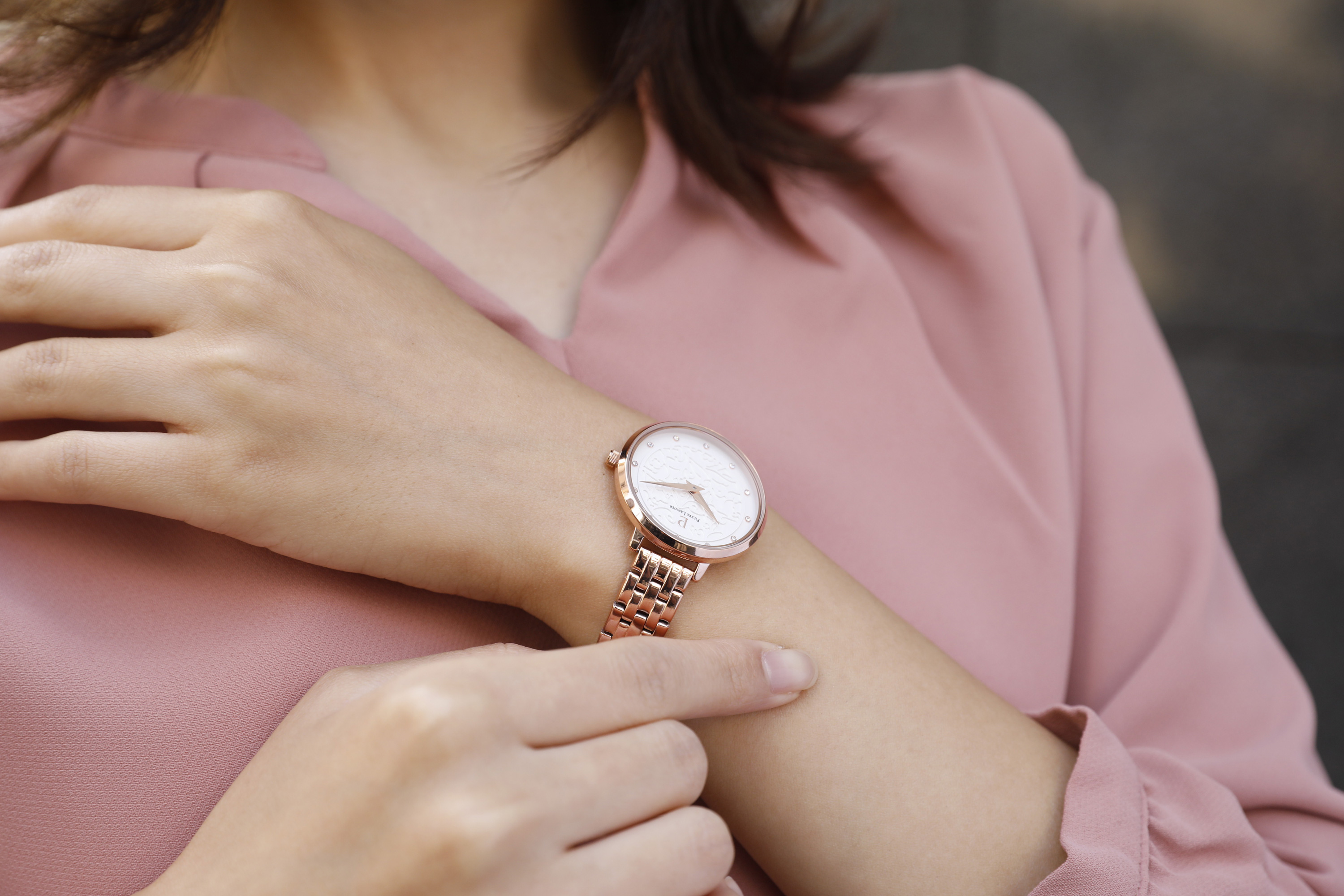 時間を見るたびにあなたの想いを感じる 実用的でかわいいデザインの腕時計