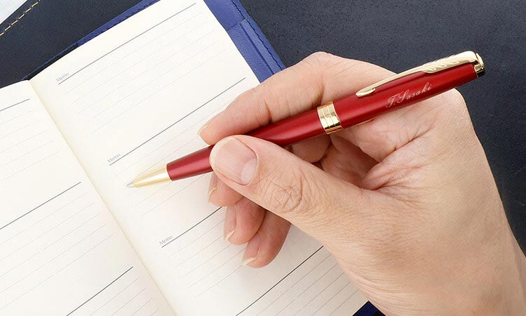 仕事を頑張る彼に「特別な存在」の意味を持つボールペン
