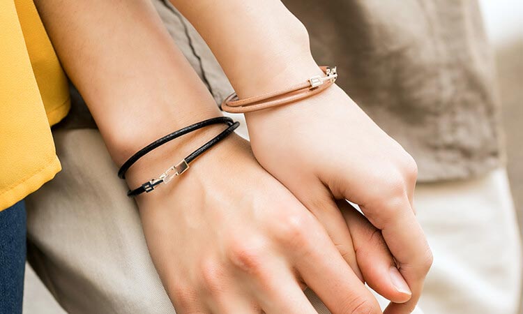 付き合って初めての誕生日にはサイズが分からなくても贈れるブレスレットを