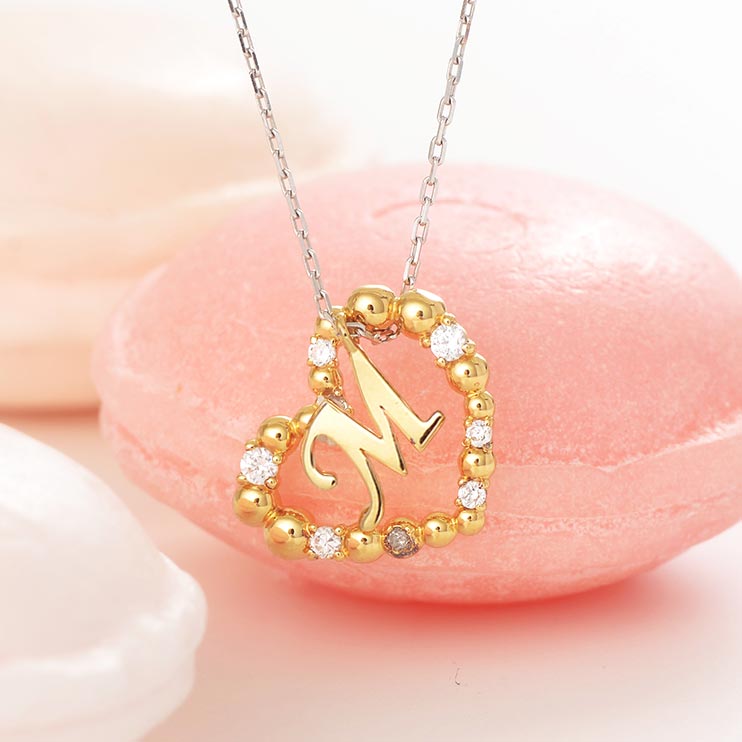 プチプチハートのまん中でイニシャルが揺れます