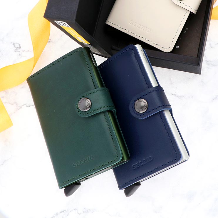 レザーをワックスで仕上げたオランダ製のミニマムウォレット