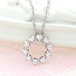 円状に配したダイヤがバランスよく輝く