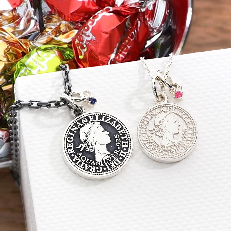 カジュアルな普段使いもOK!人気のアクアシルバーの看板商品 幸運の6ペンスをペアにした話題のコレクションジェイウェルだけの販売です。