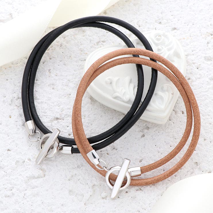 あまりサイズを気にせずに贈れるペアブレスレット。デイリーに身に着けやすく、さりげないペアデザインが人気です。