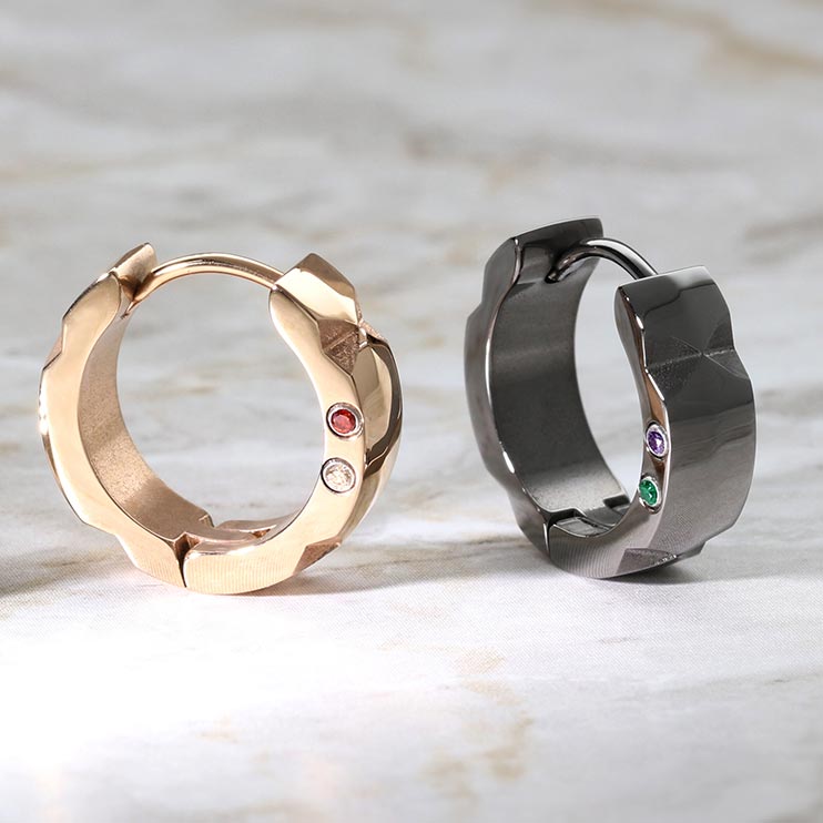 恥ずかしがり屋の彼もデイリーで身に着けやすいピアス。トレンドの耳元アイテムは喜ばれること間違い無し。