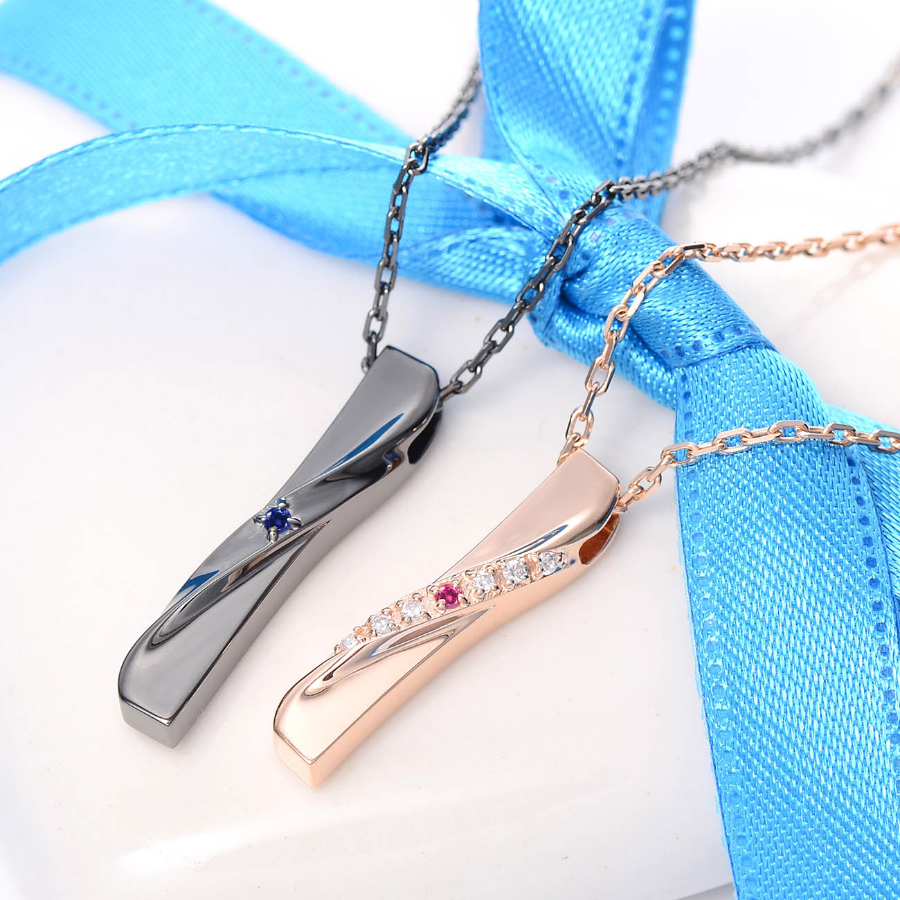 『THE KISS』の人気アイテムに刻印や誕生石などを追加できるアクセサリー