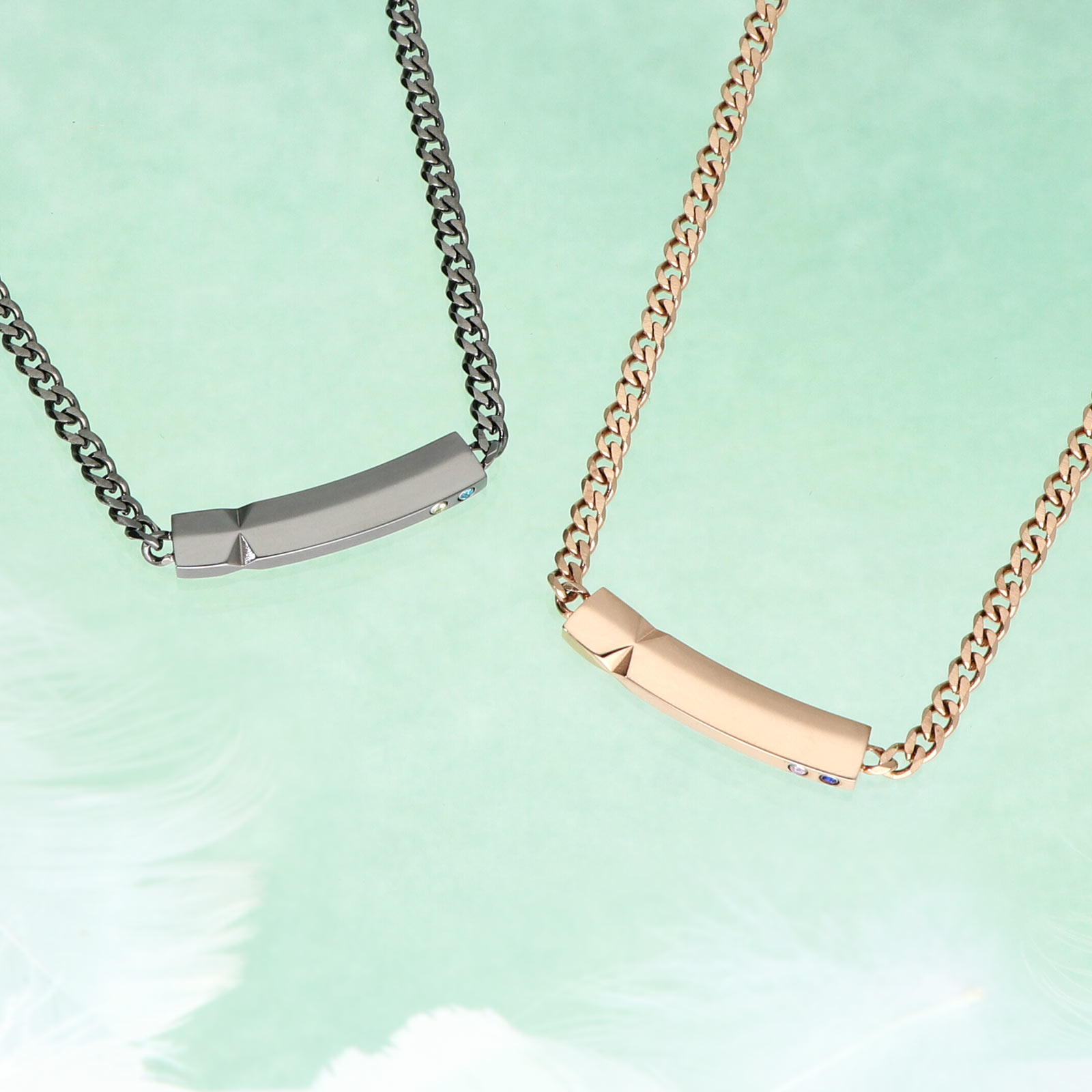 アクセサリーに馴染むように刻印できるギフト向けアクセサリー多数。世界にひとつの特別なペアアクセサリーに。