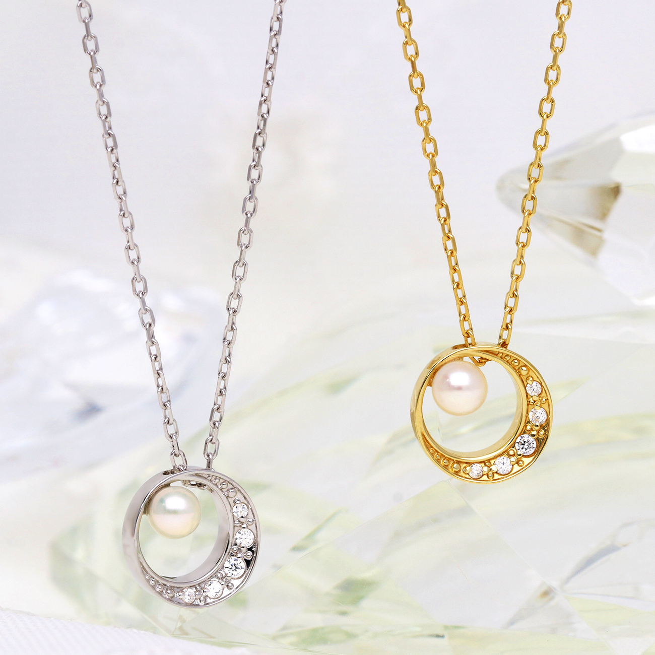 願いを叶えるパワーがある新月の三日月をイメージしたネックレス。クリスマスにふさわしいロマンティックな輝き。