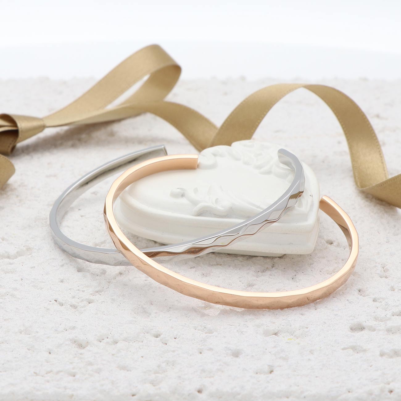 留め具がないのでラフに着けられるバングル。シンプルなバングルに刻印を入れて2人だけのオリジナルに。