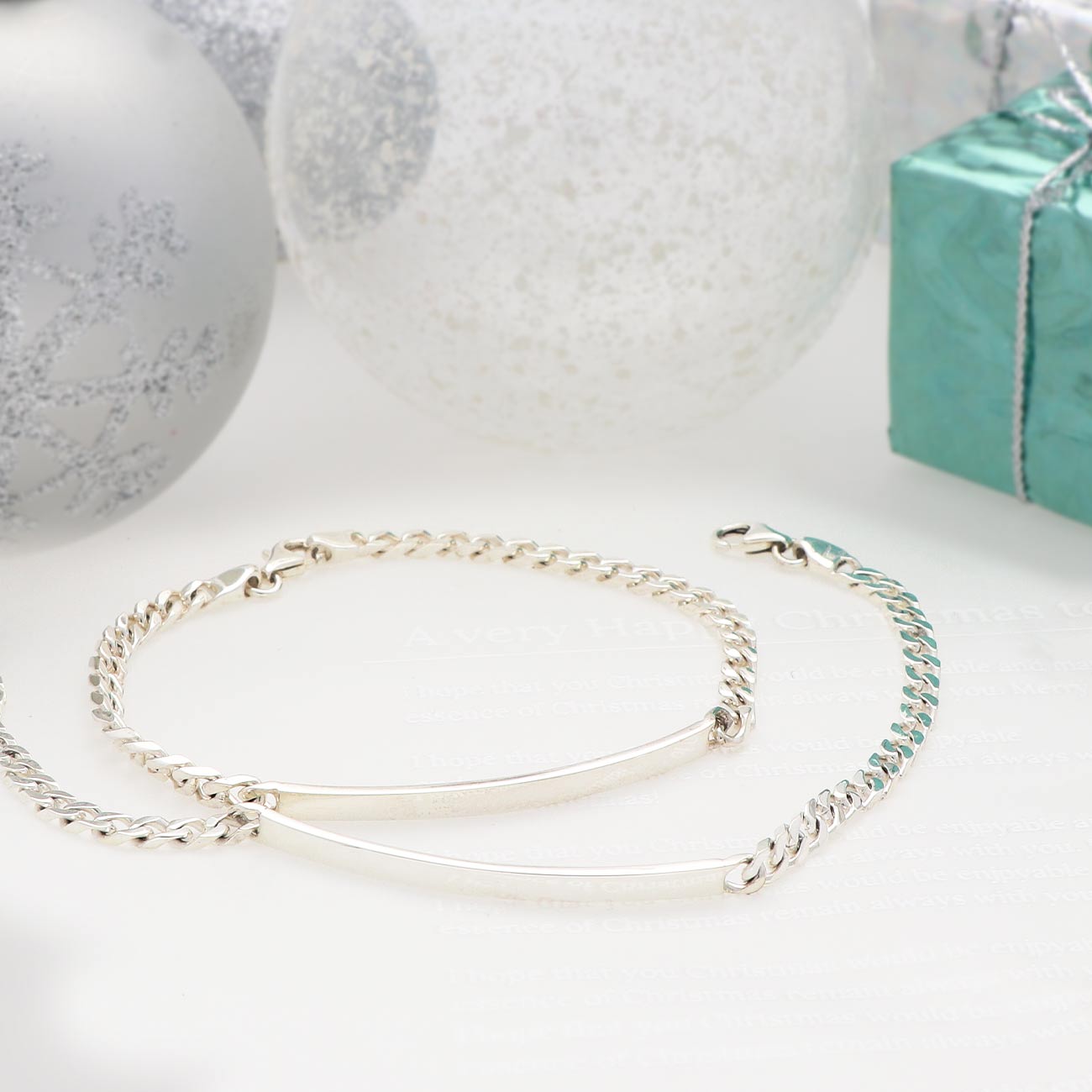 主張しすぎずひっそりお揃いを楽しめるペアブレスレット。2人の距離を近づける特別な贈りものに。