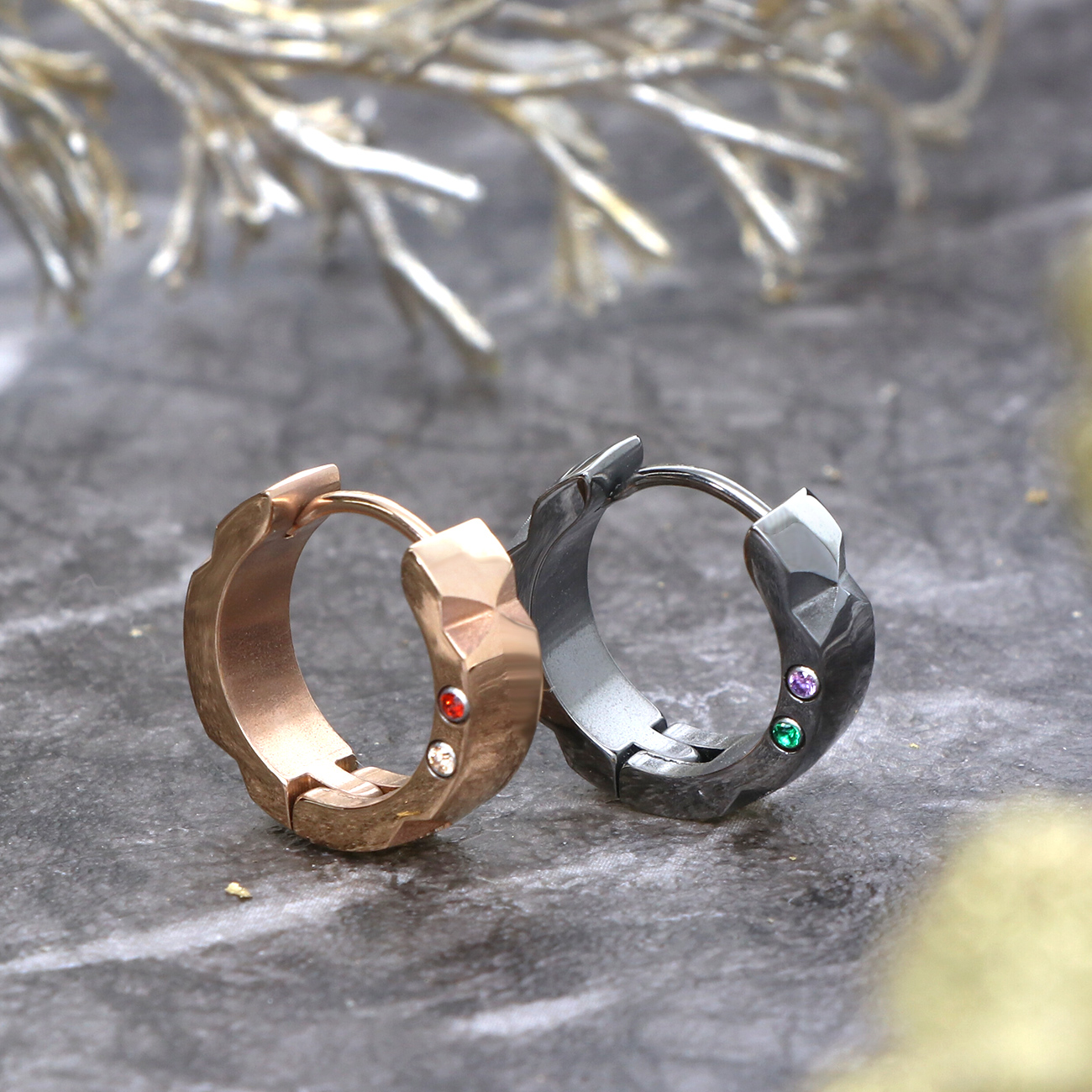 お揃いのペアピアスでクリスマスの思い出をさらに輝かせて。愛を強く結びつけてくれます。