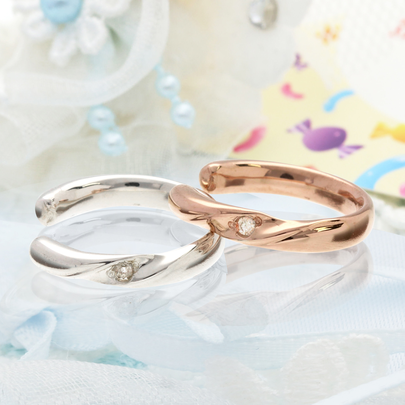 単体で着けるのはもちろん、ピアスとの重ね付けも楽しめるイヤーカフ。さりげなくペアを楽しみたい人にもおすすめ。